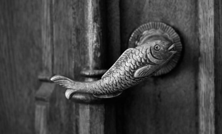 unique handle design feature